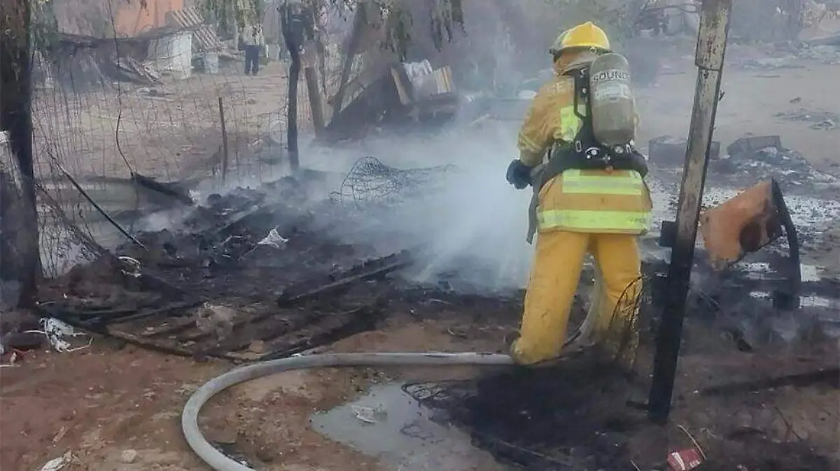 bomberos combaten incendios simultaneos